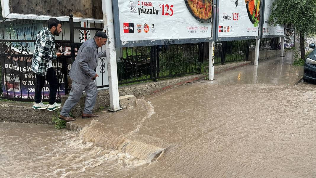 Erzurum'u sağanak vurdu! Evleri su bastı araçlar yolda mahsur kaldı - Resim: 7